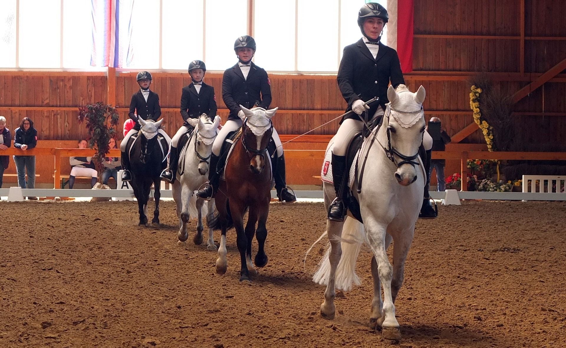 Кск фили. Конный клуб фили. Конюшни в филёвском парке. Конный клуб филевский парк. Детский парк фили конюшня.